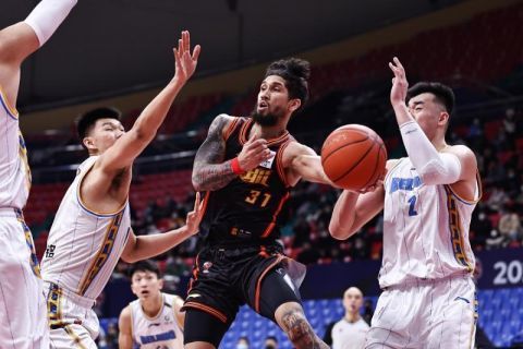本赛季我们能再次闯入决赛吗？我们还有很多比赛要踢，甚至今天我们还有一名球员受伤——奥亚尔。
